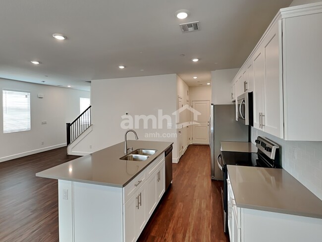 Photo - 628 N Water St