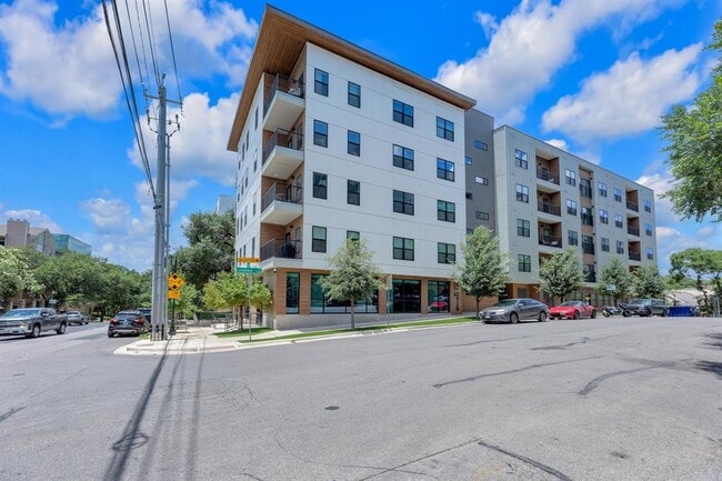 Building Photo - 2500 Longview St Unit 323
