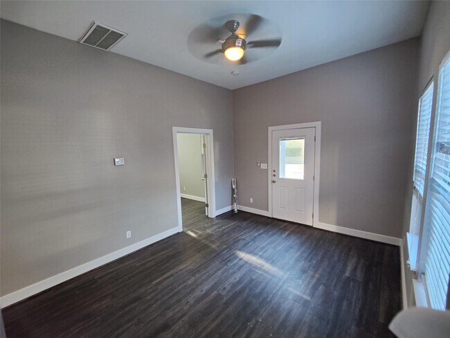 Photo - 711 Graham Pl