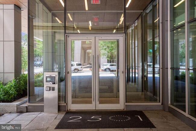 Building Photo - 2501 M St NW Unit 501 Rental