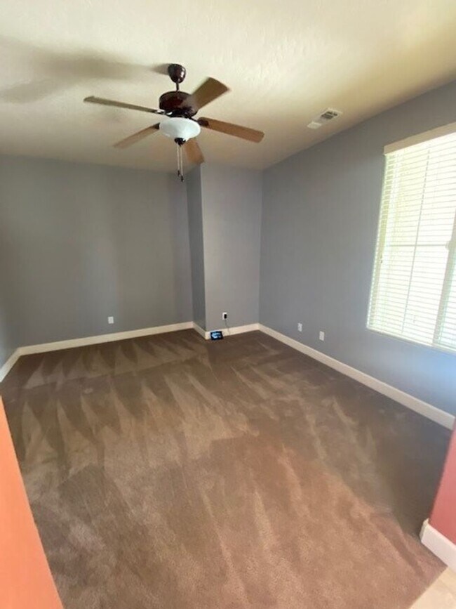 Photo - Nice and Spacious home in Great North West...