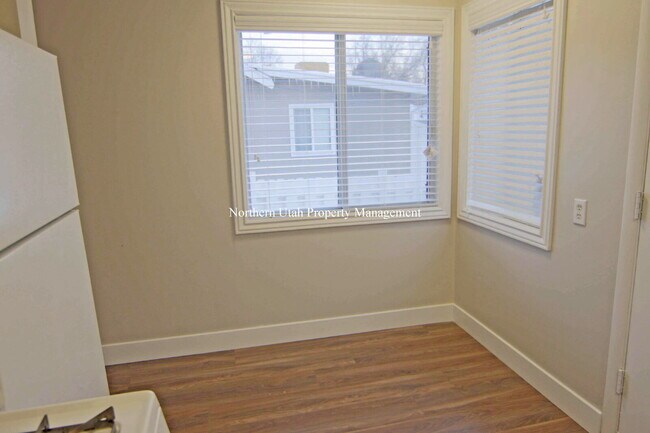 2 bed, 1 bath upper unit