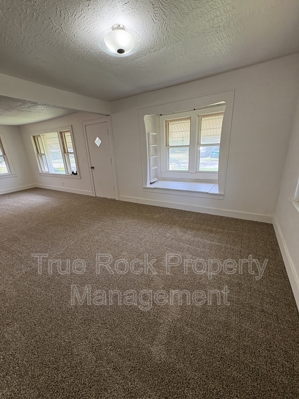 Photo - 730 W 4th St
