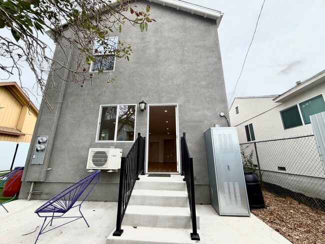 384 Hargrave St