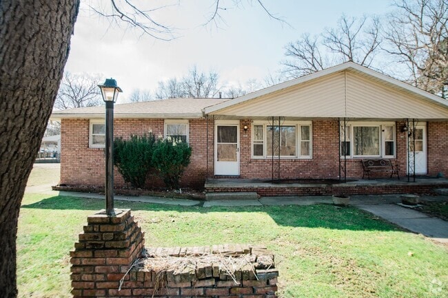 Building Photo - 3 bedroom / 1 bathroom Duplex in Portage Rental