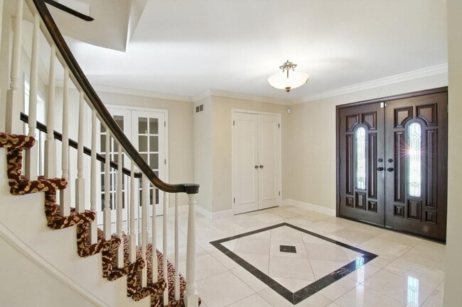 Photo - 5130 Provincial Dr