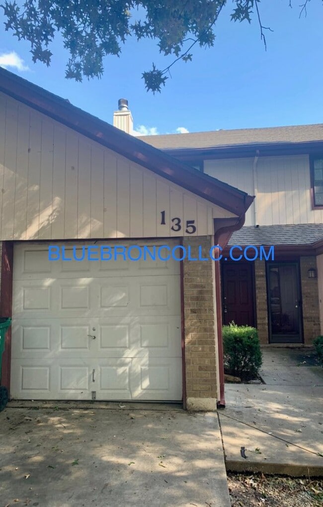 Building Photo - Spacious unit with granite counter tops and stainless steel appliances