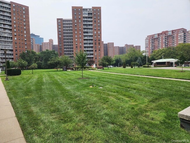 Building Photo - 61-15 98th St Unit 12L