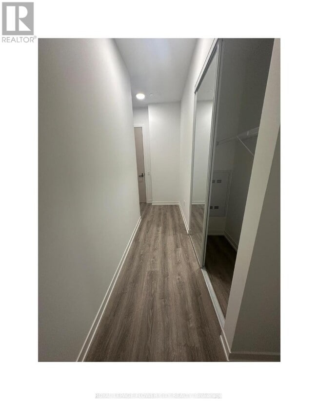 Photo - 8 Interchange Wy Unité PH107