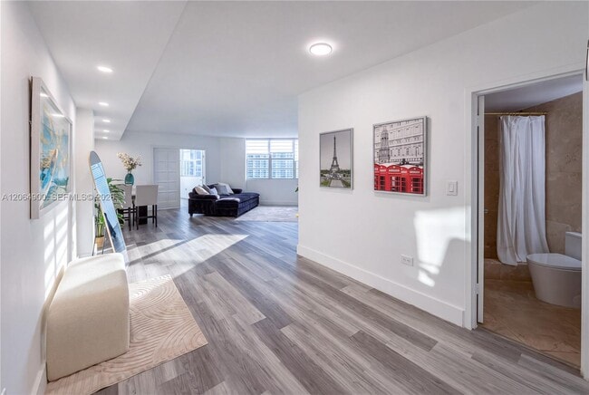 Building Photo - 801 Brickell Bay Dr Unit 1961