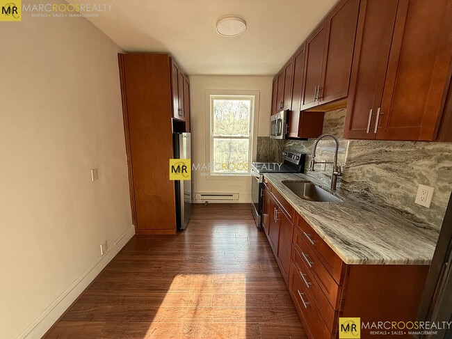 Photo - 682 Parker St