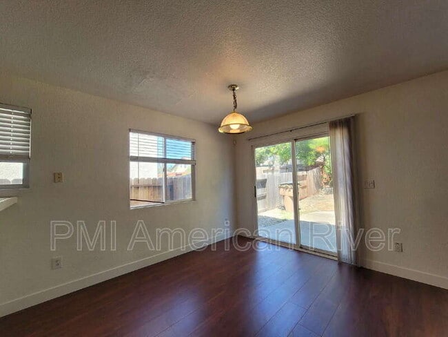 Photo - 1375 Pintail Way