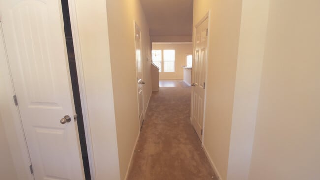 Building Photo - Beautiful and Bright 3 bedroom 2.5 bath Townhouse in Brightleaf with a Garage!!