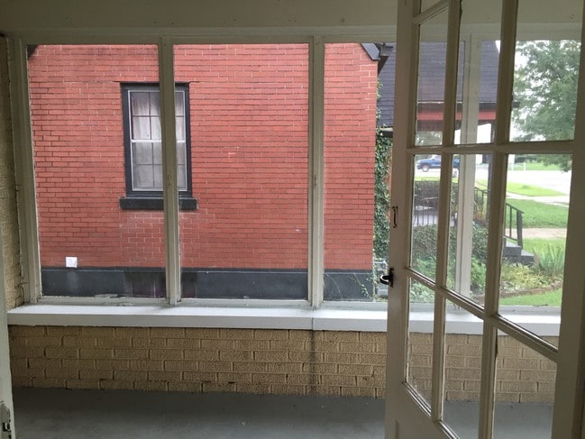 2. Porche delantero - Mosquitero - 1736 Harold Ave