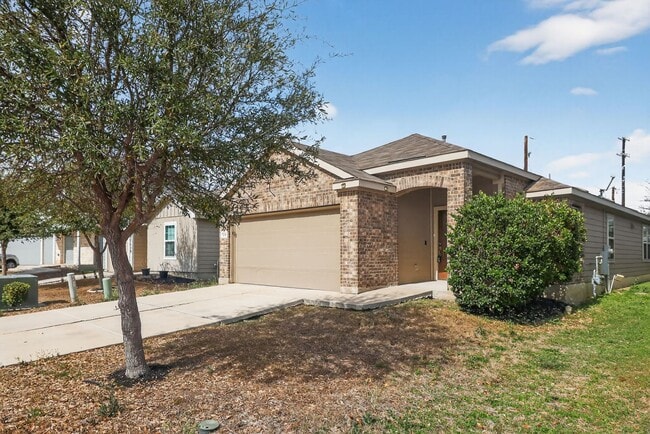 Photo - Spacious 3 Bed / 2 Bath w/ Large Kitchen & Natural Light