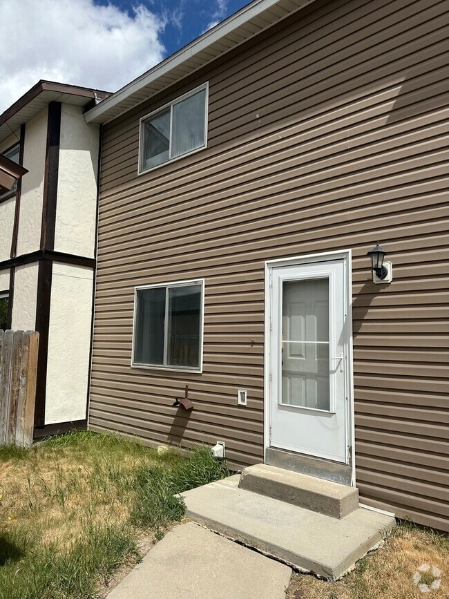Building Photo - 107 E Miller St Rental
