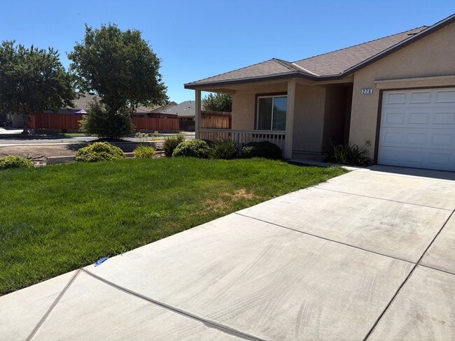 Building Photo - BEAUTIFUL SINGLE STORY HOME ON CORNER LOT