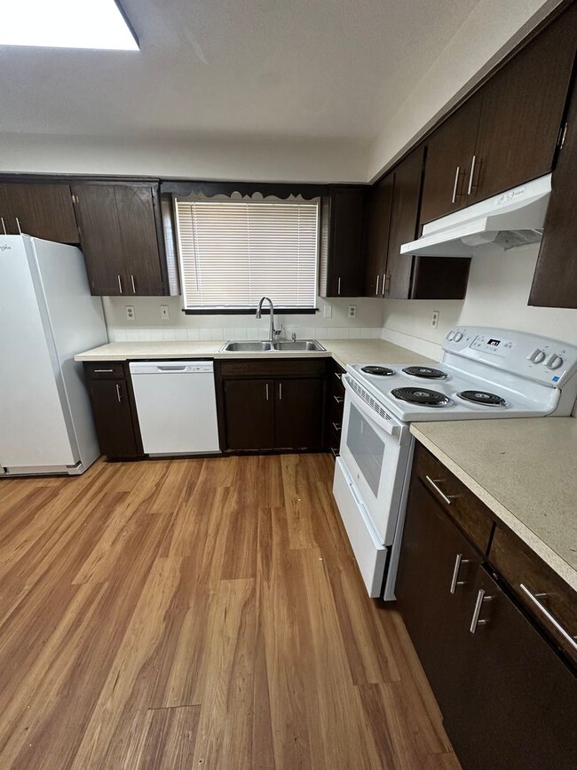 Photo - Gorgeous 3 Bedroom 2 Bathroom House!!!! #1101