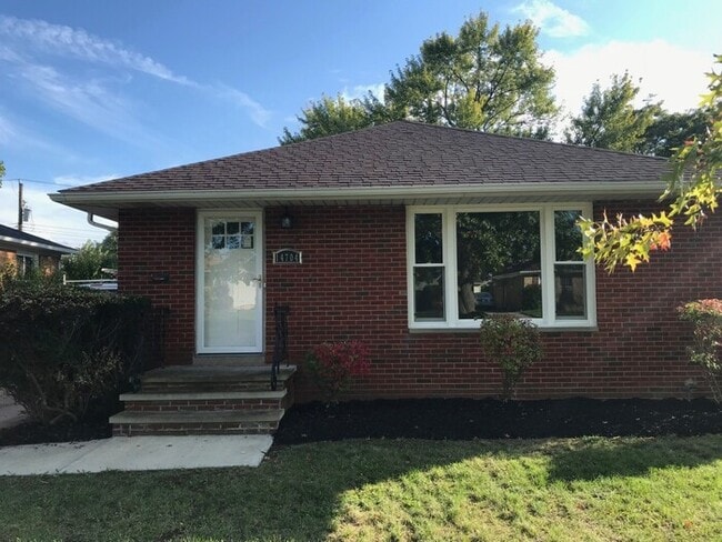 Building Photo - Luxury living at a great price!