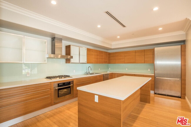 Building Photo - 1283 Havenhurst Dr Unit 306 Rental