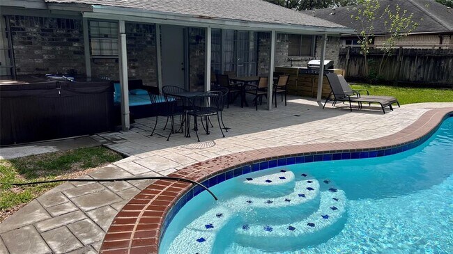 Photo - 222 Wickhamford Way