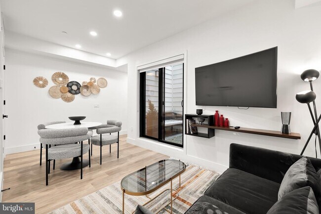 Photo - 3817 14th St NW Unidad 1