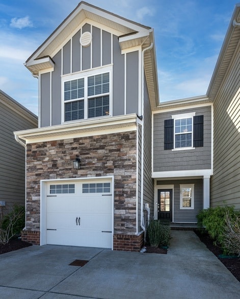 Photo - 105 Dursley Ln