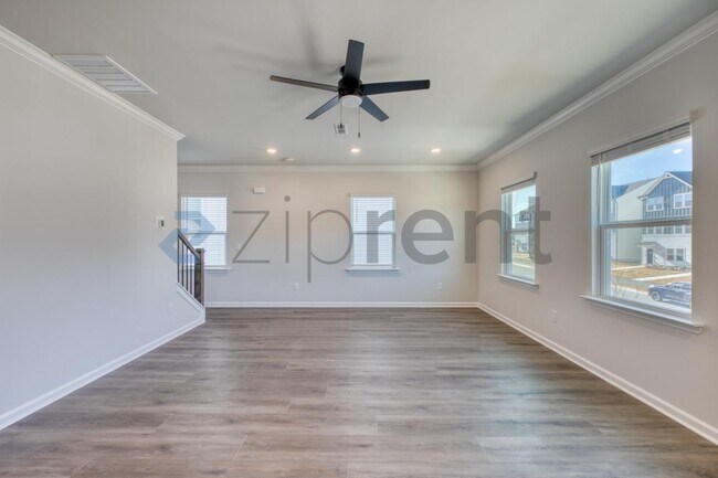 Photo - 1467 Hasse Ave