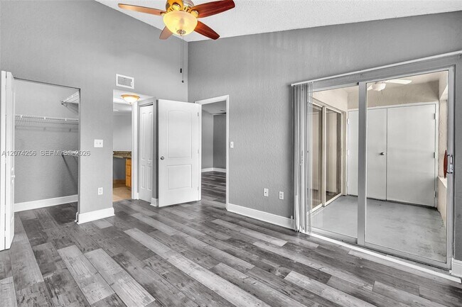 2803 N Oakland Forest Dr Unidad 206