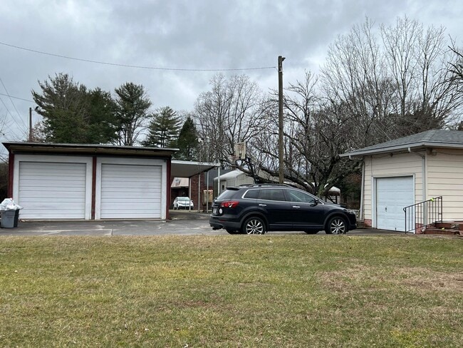 Building Photo - 310 Carbon City Rd