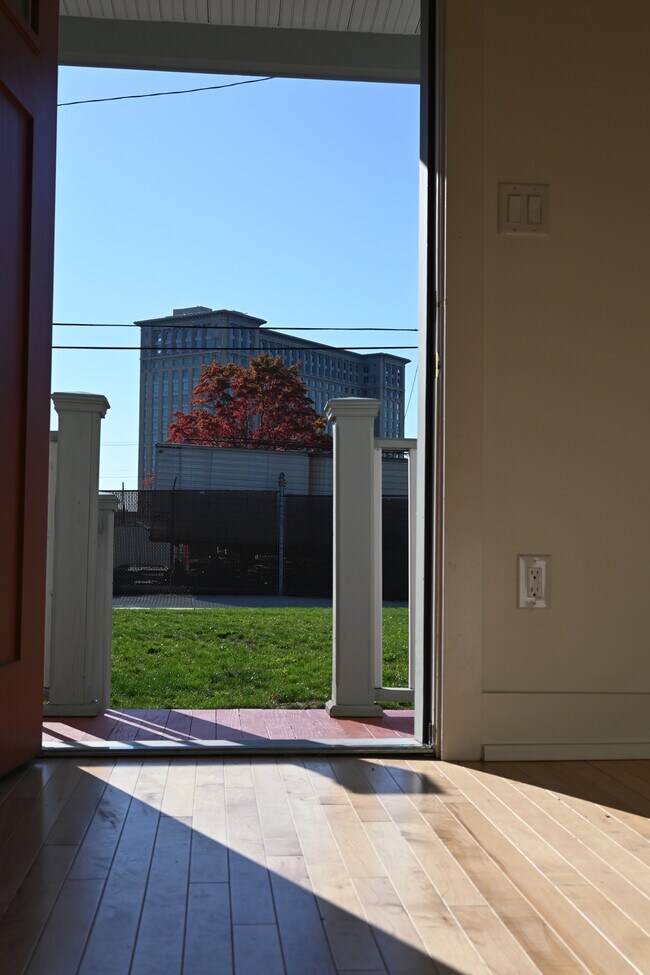 Photo - 2087 Vermont St