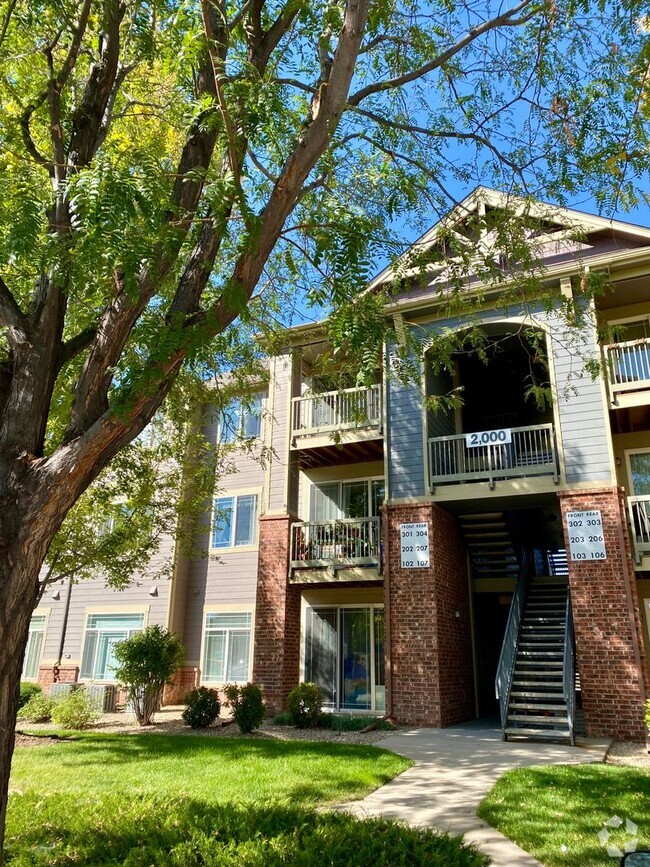 Building Photo - Cozy, upper floor condo with great souther... Unit 2201