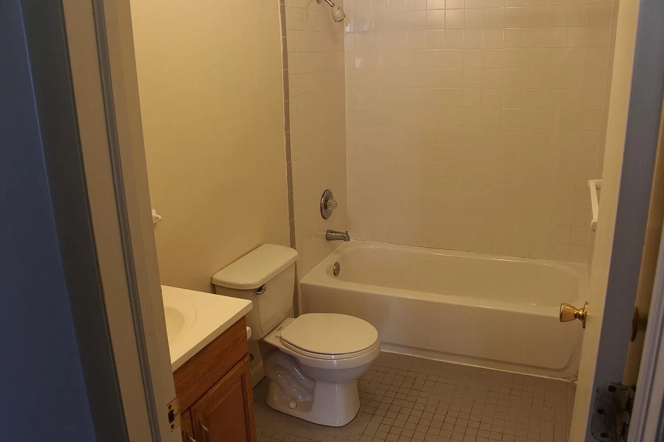 Photo - 885 N 42nd St