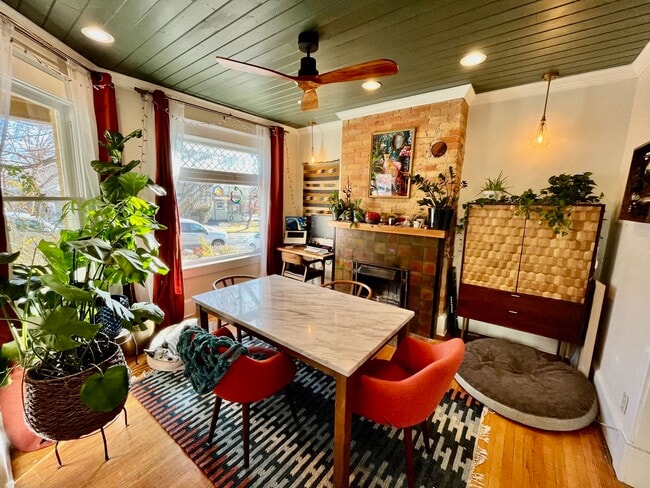 Photo - 213 F St E