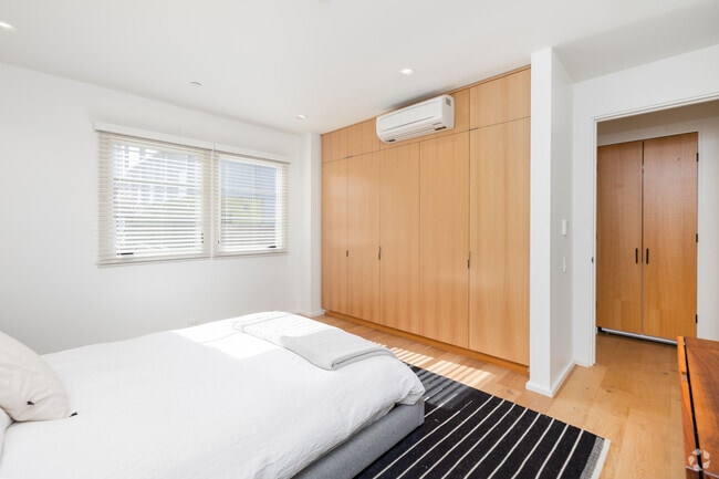 2BD, 2BA - Dormitorio principal - 2403 Centinela Ave