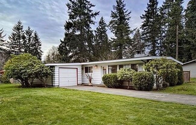 Building Photo - Mid century rambler on corner lot