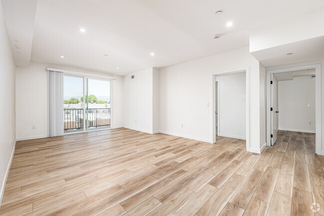 2BR, 2BA - 1100SF - Living Room