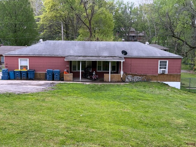 Updated 2 Bed, 1 Bath Duplex – Convenient ... - Updated 2 Bed, 1 Bath Duplex – Convenient ... Townhome