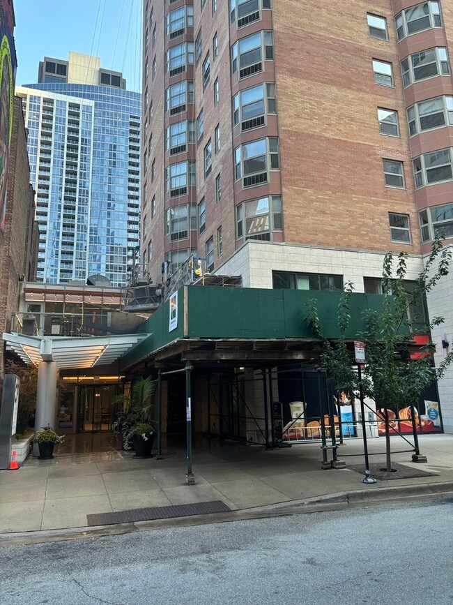 Building Photo - 8 W Chestnut St Unit 21F