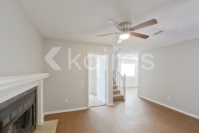 Photo - 834 Courtenay Pl