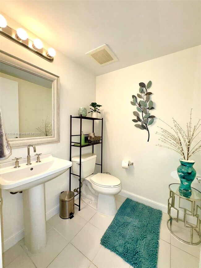 Photo - 185 SW 7th St Unidad 1402