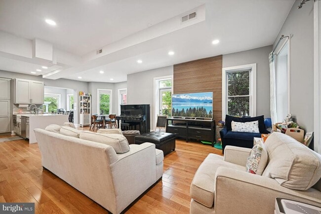 Building Photo - 522 F St NE