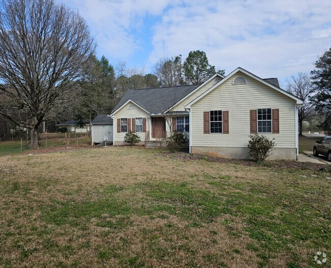 Building Photo - Welcome home to Stockbridge, 3BR, 2BA