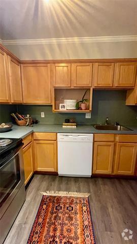 Building Photo - 3215 Douglas Ave Unit 107 Rental