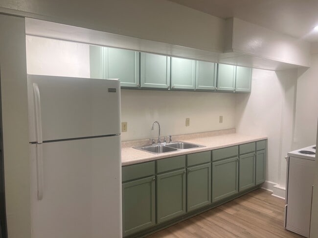 Kitchen - 3036 Harriet Ave Unit B