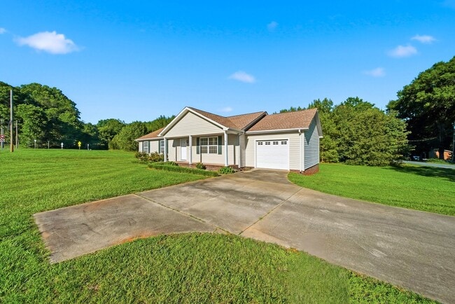 Building Photo - Updated One-Story Home in Prime Conover Location