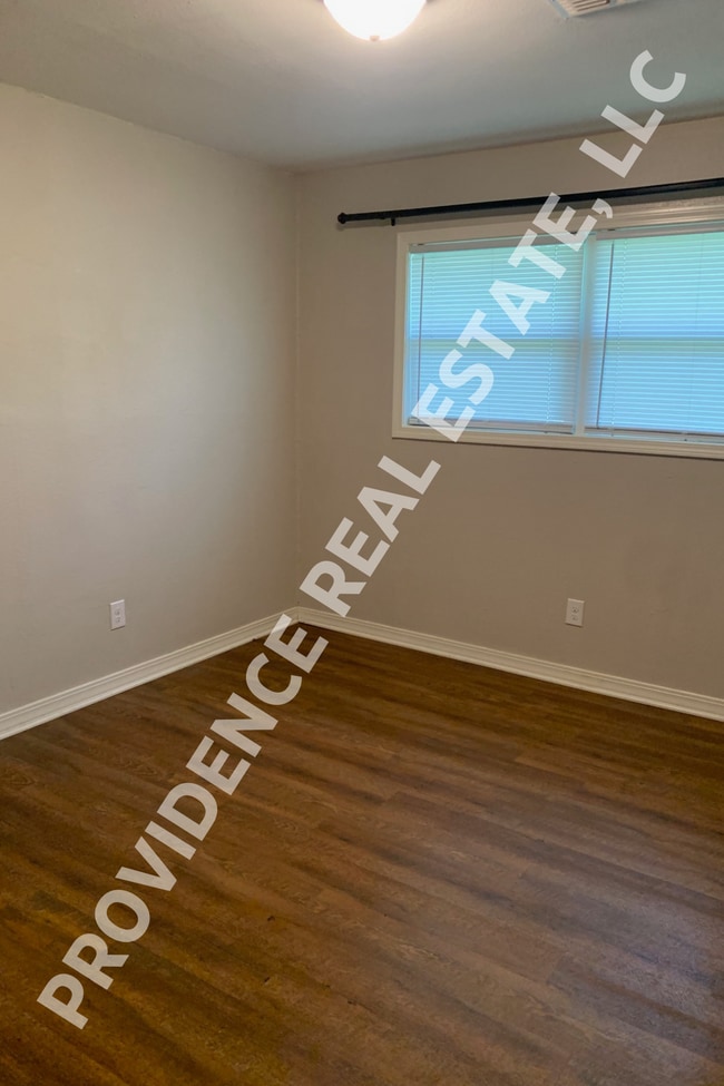 Photo - 114 E Hilly Ave