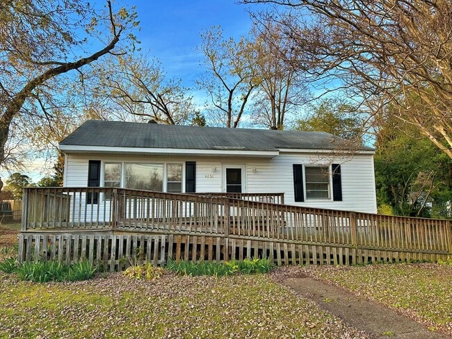 Building Photo - Rancher with Large Back Yard!