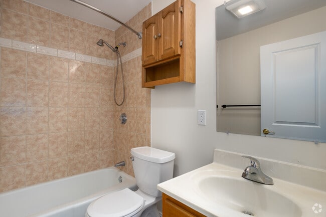 2BR, 1BA - 725SF - Bathroom