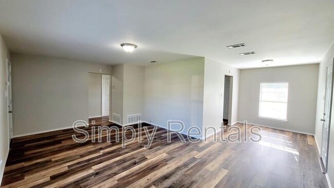 Photo - 1704 Langford St